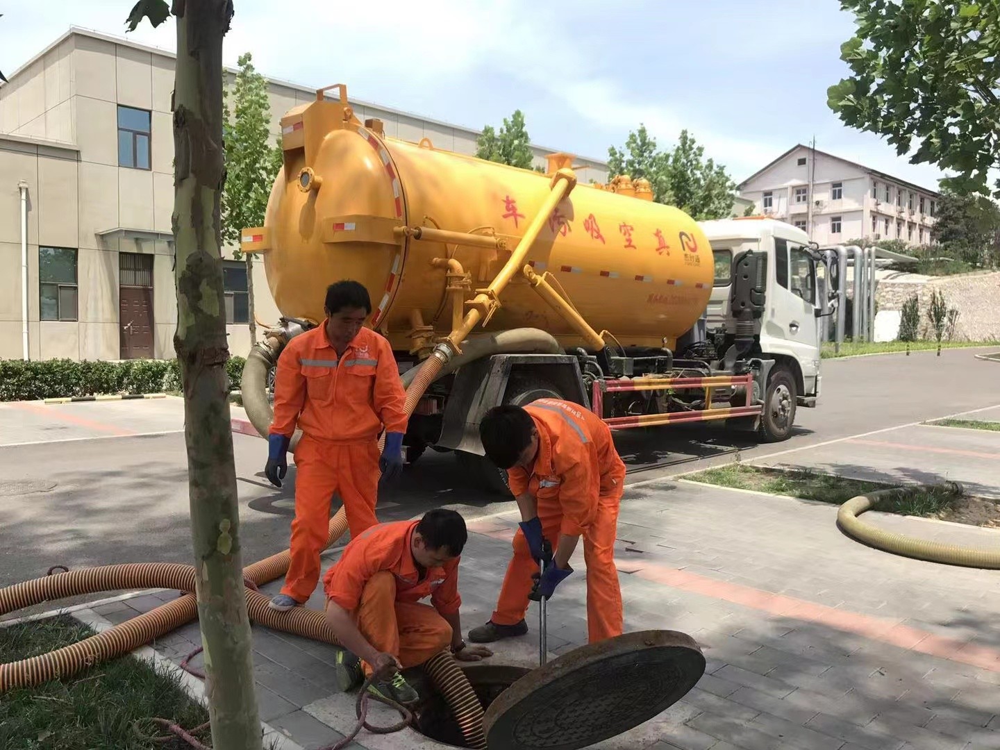 康县管道疏通车停在窨井附近