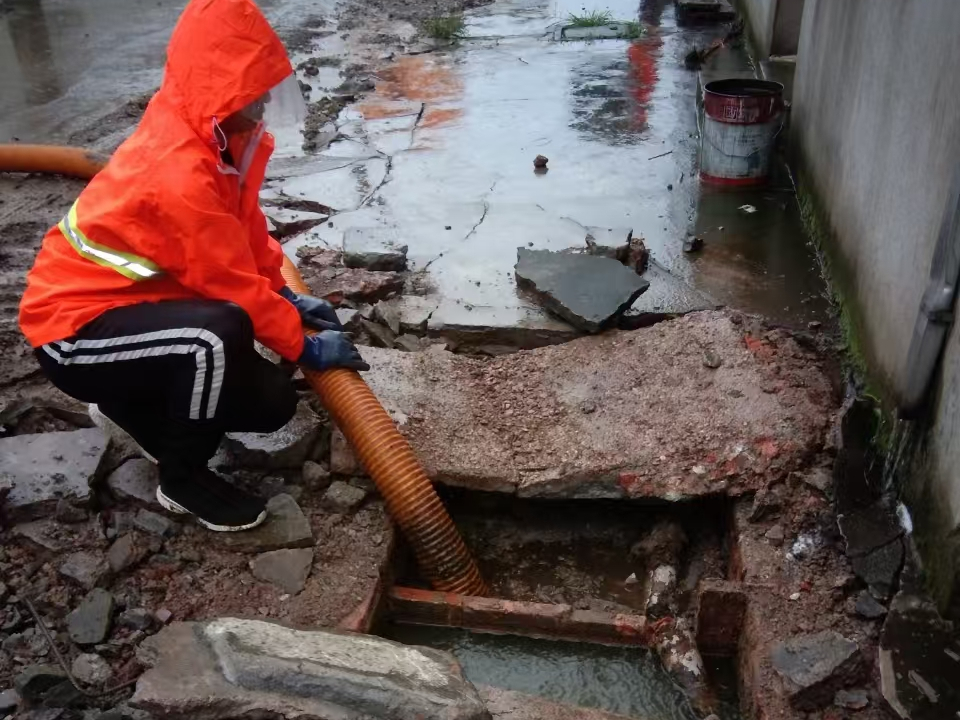 康县专业清理污水池 炜誉市政以规范流程守护城市 “肠道”